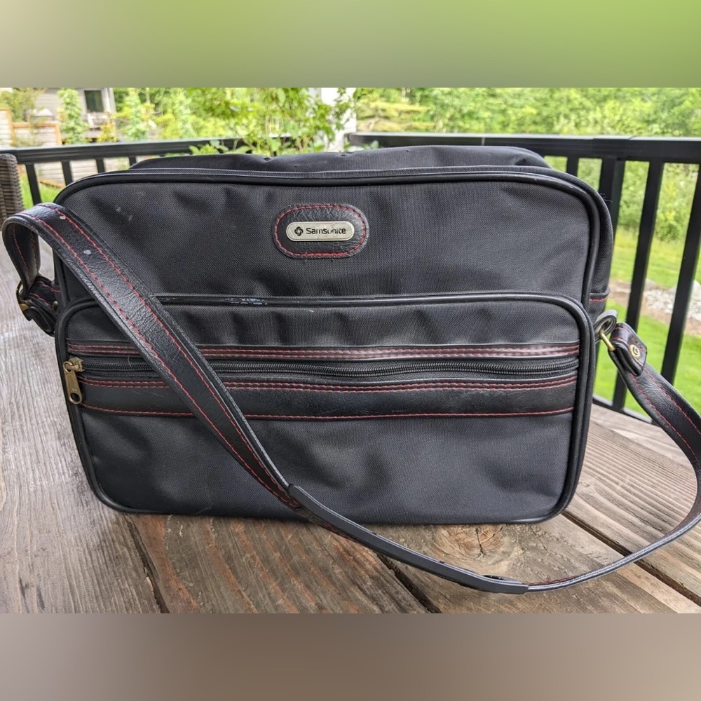 Vtg SAMSONITE Easy Going Messenger Shoulder Bag Black w/ Red Stripe